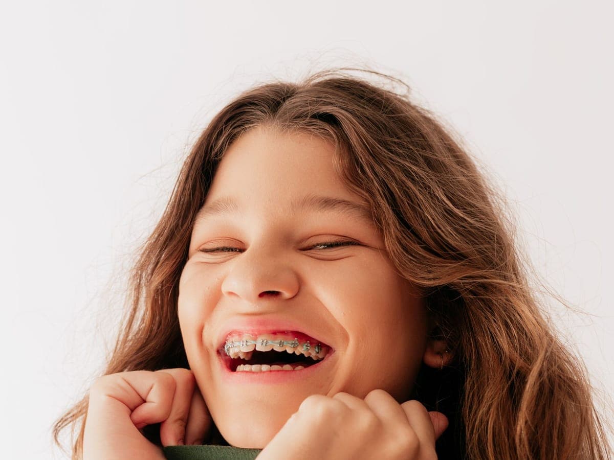 Adolescente sonriendo con brackets